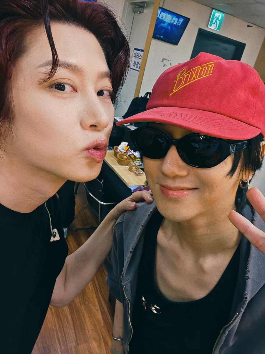 tkfwksl's tweet photo. With SUPER JUNIOR sunbaenim😆💙 https://t.co/IzEVchwEnr
