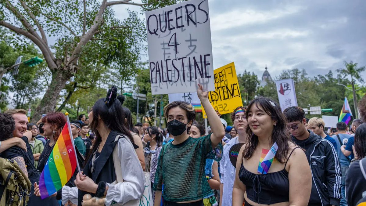 AtticusJazz's tweet photo. Da es eine Gruppierung mit dem Namen "Queers for Palestine" gibt, ist es wichtig, hinsichtlich der Herkunft des mutmasslichen Täters vom gestrigen Terroranschlag vollständige Transparenz zu schaffen, um die strukturell antisemitische Queer Theory Bewegung damit zu konfrontieren.

Viele Personen, die selbst oder deren Eltern aus dem Libanon kamen und die deutsche Staatsangehörigkeit bekamen, sind staatenlose Palästinenser. Sehr viele von ihnen haben ihren politischen Radikalismus nach Deutschland importiert.