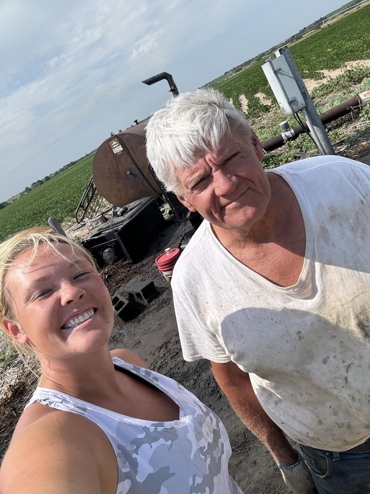 MariaSmith4yr8's tweet photo. Helping my dad on the pivots today! The crops are loving this much-needed water with all this hot weather. It's been in the 90's here all week! How's the weather where you're from? Comment below! #FarmLife #CropWatering #HotWeather #Irrigation #PivotSystem #FarmersLife #Agricultu https://t.co/0lpAX8AVUR