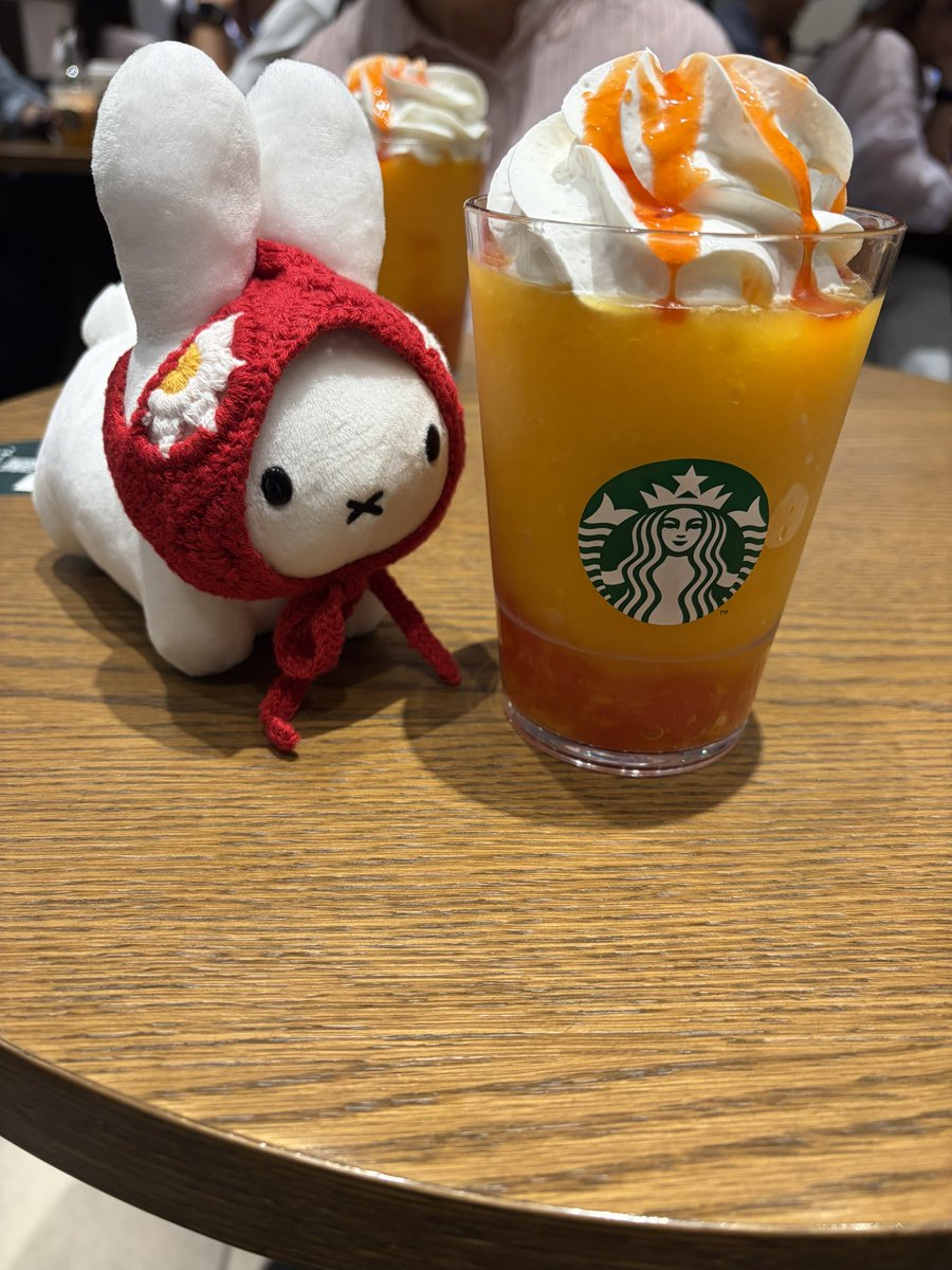 Dr0153's tweet photo. 暑かったからスタバのオレンジ&amp;マンゴーフラペチーノ飲んでみた🍊
オレンジとマンゴーの果肉とゼリーが甘酸っぱくてさっぱりして飲みやすい！これはリピ確定！ https://t.co/bVTd6c3poB