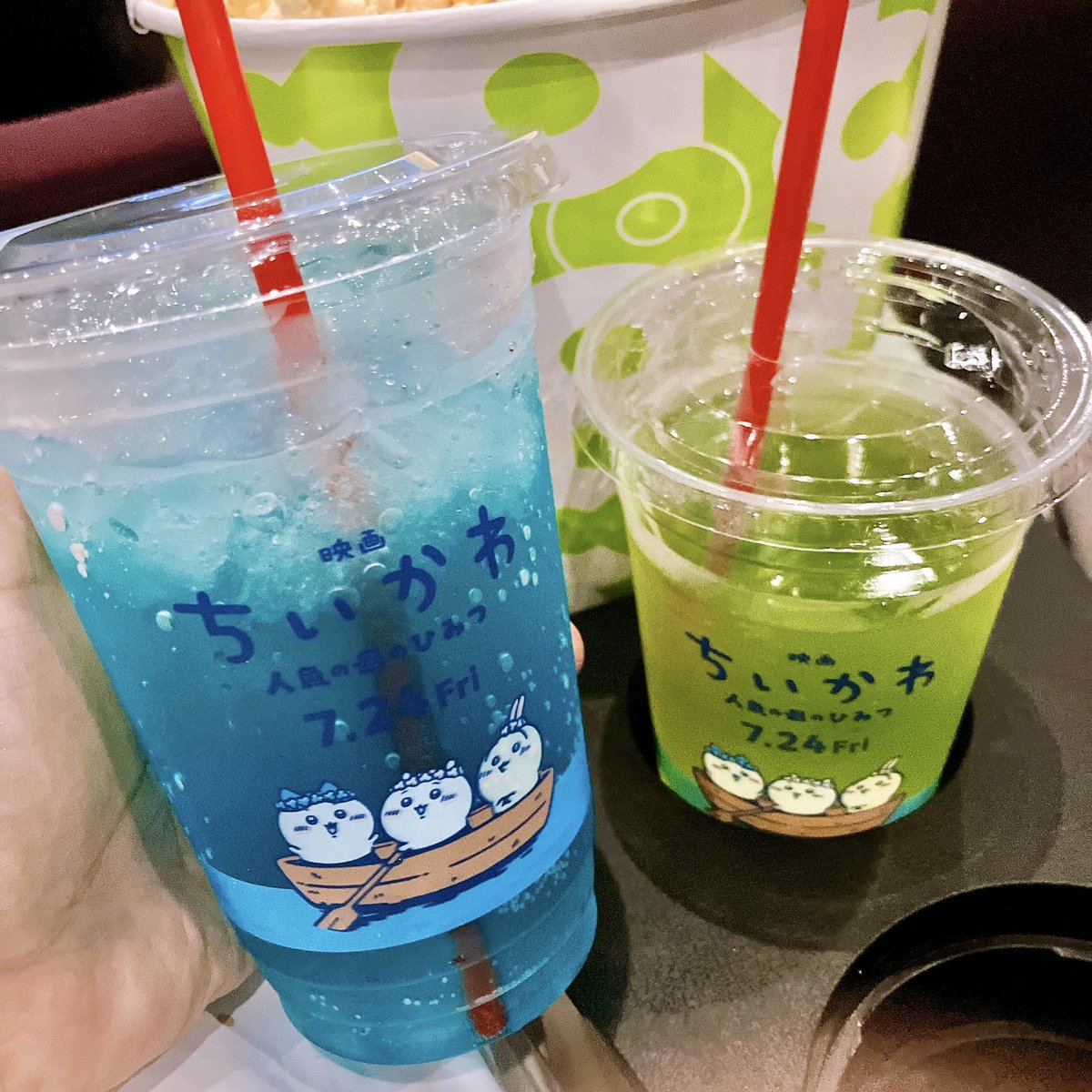 Mrs___Pink's tweet photo. #映画ちいかわ 初日レイトショー観てきたんだけど、カップ可愛すぎたから飲んだよ。
映画観た次の日の晩ご飯で、ちいかわパークで買ったくりまんじゅうのしじみ汁もなか食べたけどどう見てもサパー…してるとこ🌊
特典は帰ってからね！と夫に言われ、開けたらくりまんじゅうと古本屋さんでした♡ https://t.co/W4M6KqSIqe