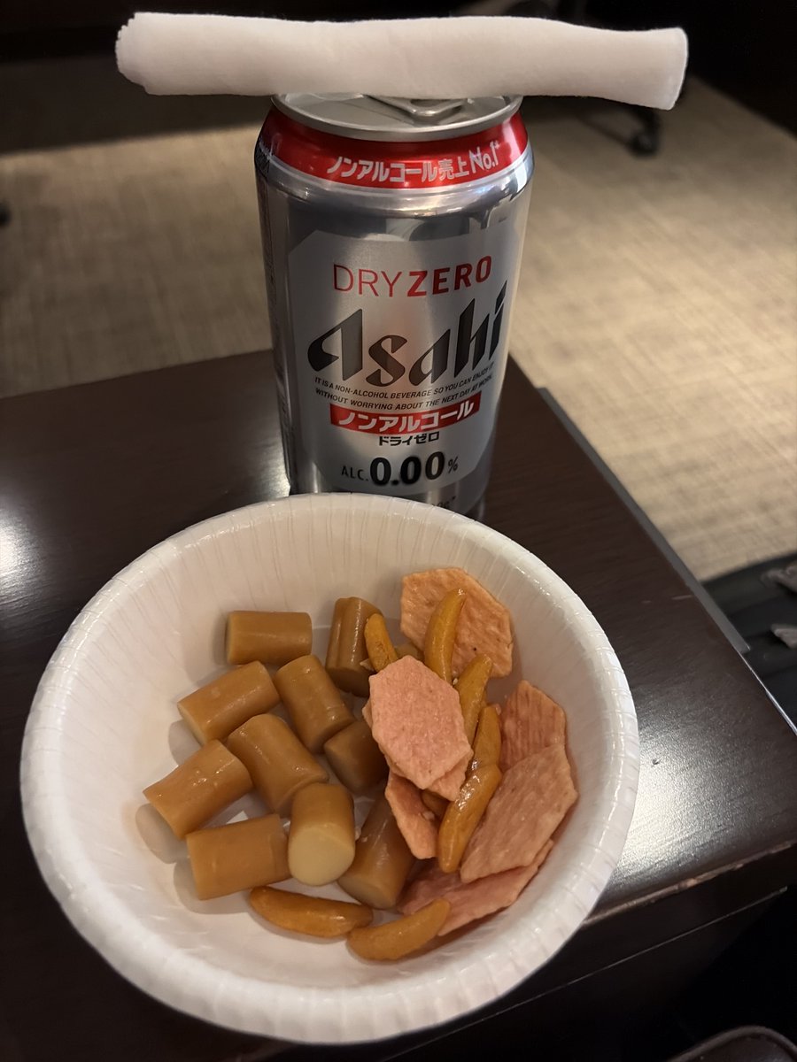 nonnon_spoon1's tweet photo. 久しぶりの羽田空港ダイヤモンドラウンジ。唐揚げとスモークチーズがあった。ウイスキー碧がいいですね。それにしても帰りの便もまた遅延ですね。福岡空港は夜の時間制限あるんで、もし時間内に降りれなかったら北九州空港に降ろされるのはキツイなあ🙏 https://t.co/436VWcAcpO