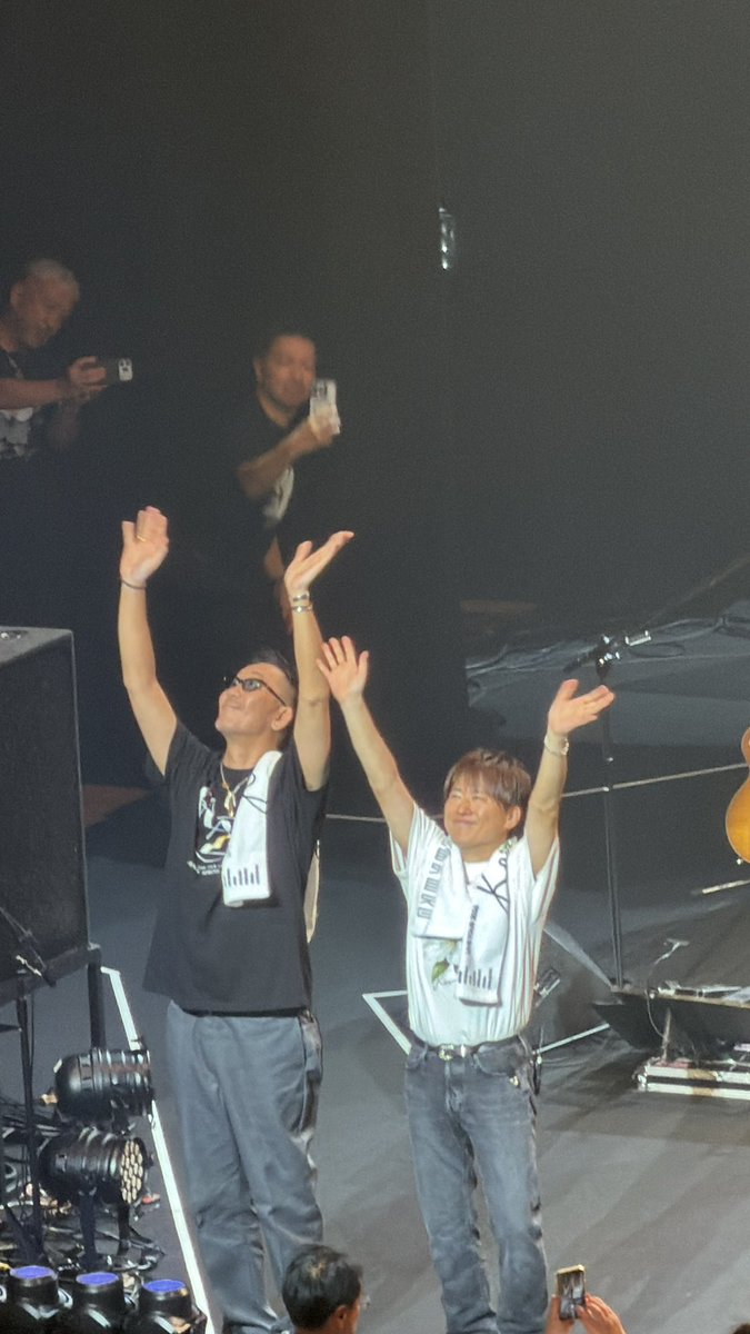 ruyumanma's tweet photo. 私のツアー初日、八王子2日目
「霞日和」ってベストアルバムでしたっけ？っていうセットリスト

「霞日和」を唄う黒ちゃん最高でした🥹
やっぱりアレやアレと並んでも何の遜色もない名曲

盛り上がりブロックもめちゃくちゃ盛り上がった〜

2階最後列から📷
iPhone新しくして良かった

#コブクロ https://t.co/SyxTYdZAJQ