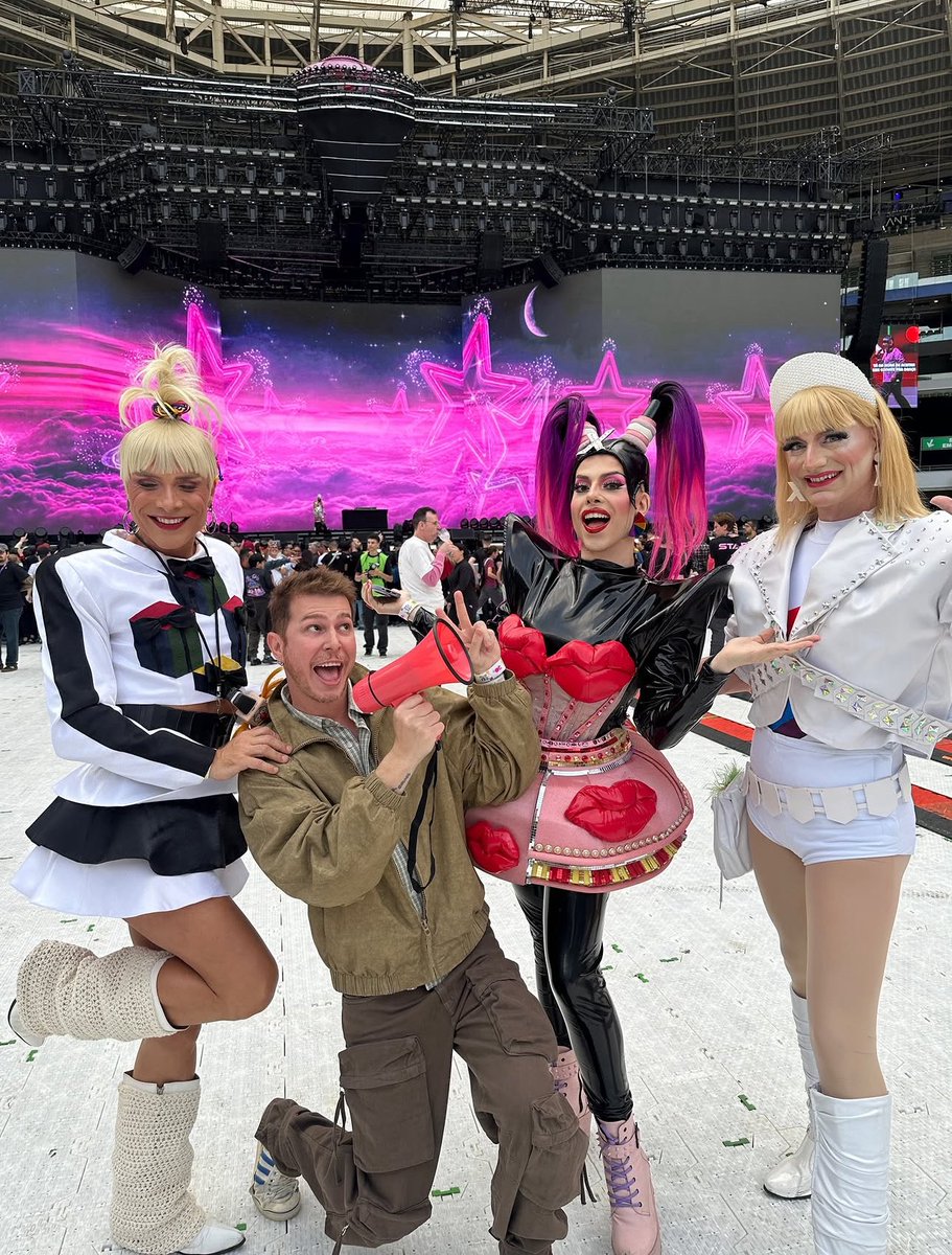 jptrovo's tweet photo. #OultimoVooDaNave 🛸💕🌈 @xuxameneghel TUDO! https://t.co/pLMHPsTUMS