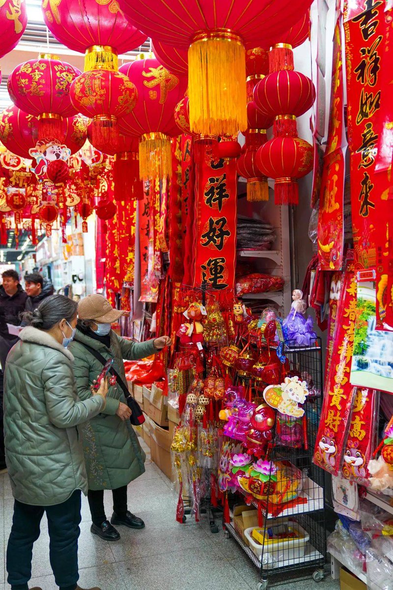 bach_olive70289's tweet photo. 2024 Lunar New Year vibes are in full swing—snapped this at a local market, red lanterns glowing, firecracker aromas floating, counting down to family feasts and lucky hongbao!  #LunarNewYear https://t.co/fm3Tw7nCkE