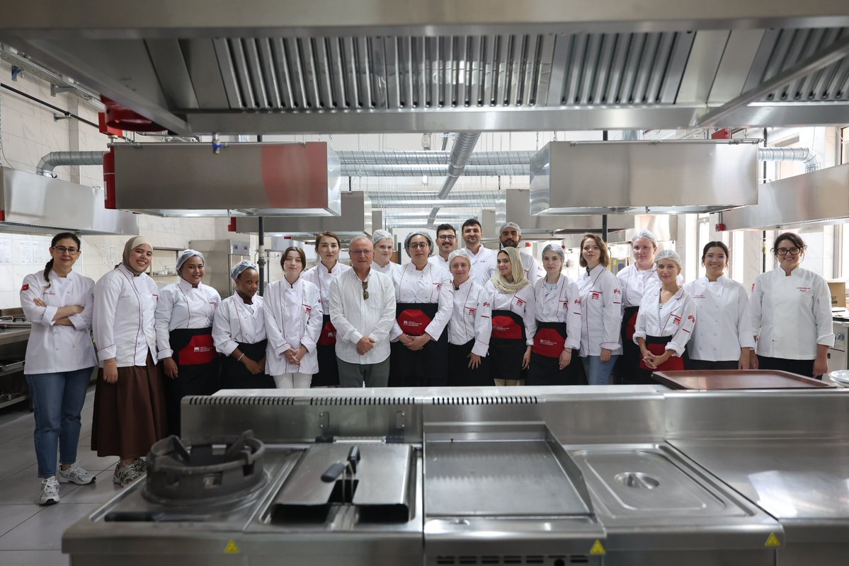 hacibayramedutr's tweet photo. Üniversitemiz Dil Öğretim Araştırma ve Uygulama Merkezi (DİLMER) ile Yunus Emre Enstitüsü arasında imzalanan iş birliği protokolü kapsamında düzenlenen “Türkçe Yaz Okulu” başarıyla tamamlandı. Programa 12 farklı ülkeden katılan 14 uluslararası öğrenci, Türkçe öğrenmenin yanı sıra Türk kültürünü yakından tanıma fırsatı buldu. @yeeorgtr