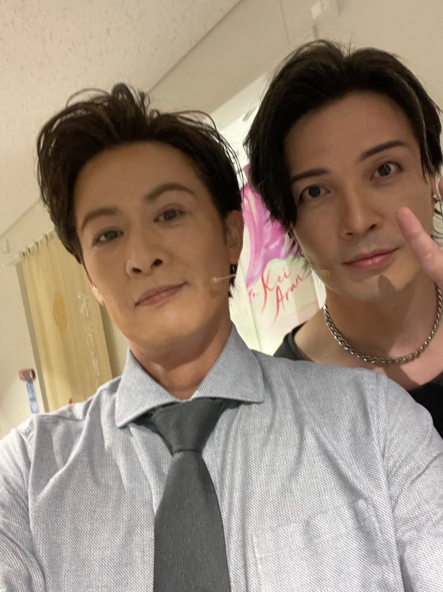 ShinyaNIRO's tweet photo. #DEH
 『DEAR EVAN HANSEN』
プライベートでもよく会う仲良し大好き #廣瀬友祐 が今回僕の息子コナーを演じています。（Wｷｬｽﾄ）

もちろん話し合ったり相談したりもしましたが、なんだか元々同じ様な思考をしているので、気付いたら同じ世界観に居た。という感じで心地良い。

このコナーがラリーの心を揺らしまくるのです。いや、もはや僕の心を揺らしまくるので、毎回切なくてグッタリ疲れますw

父と息子って複雑な絆なんだよねぇ。。

その辺も感じてね。

#dearevanhansenjp