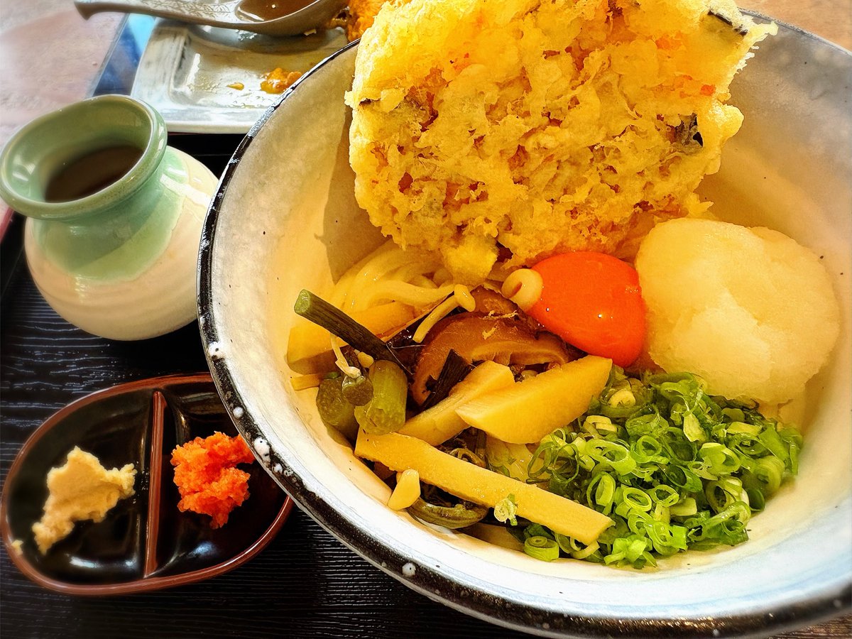 kyamada1502's tweet photo. 今日のお昼は夫と2人で川福へ。
大きなかき揚げののった冷やしうどんです。メニューの写真よりかき揚げが大きくてびっくりしました😅 https://t.co/b0LawJB8wQ