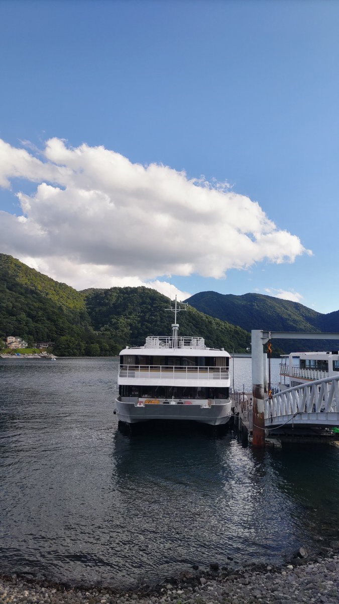 miitsu326's tweet photo. 涼を求めて奥日光へ🚙💨
高原の湖は涼しい～🍃
いやぁ～気持ちよかったなぁ😃
湖上の涼風が薫ってたぜぇ～🤭
男体山もバッチリ✌️
湖岸から遊覧船に向かって両手を振ってくれてたりして嬉しかったなぁ😚
ほのぼのとしたひとときでした🍀
2026年07月25日
奥日光·中禅寺湖 https://t.co/lB7Rov9B2k