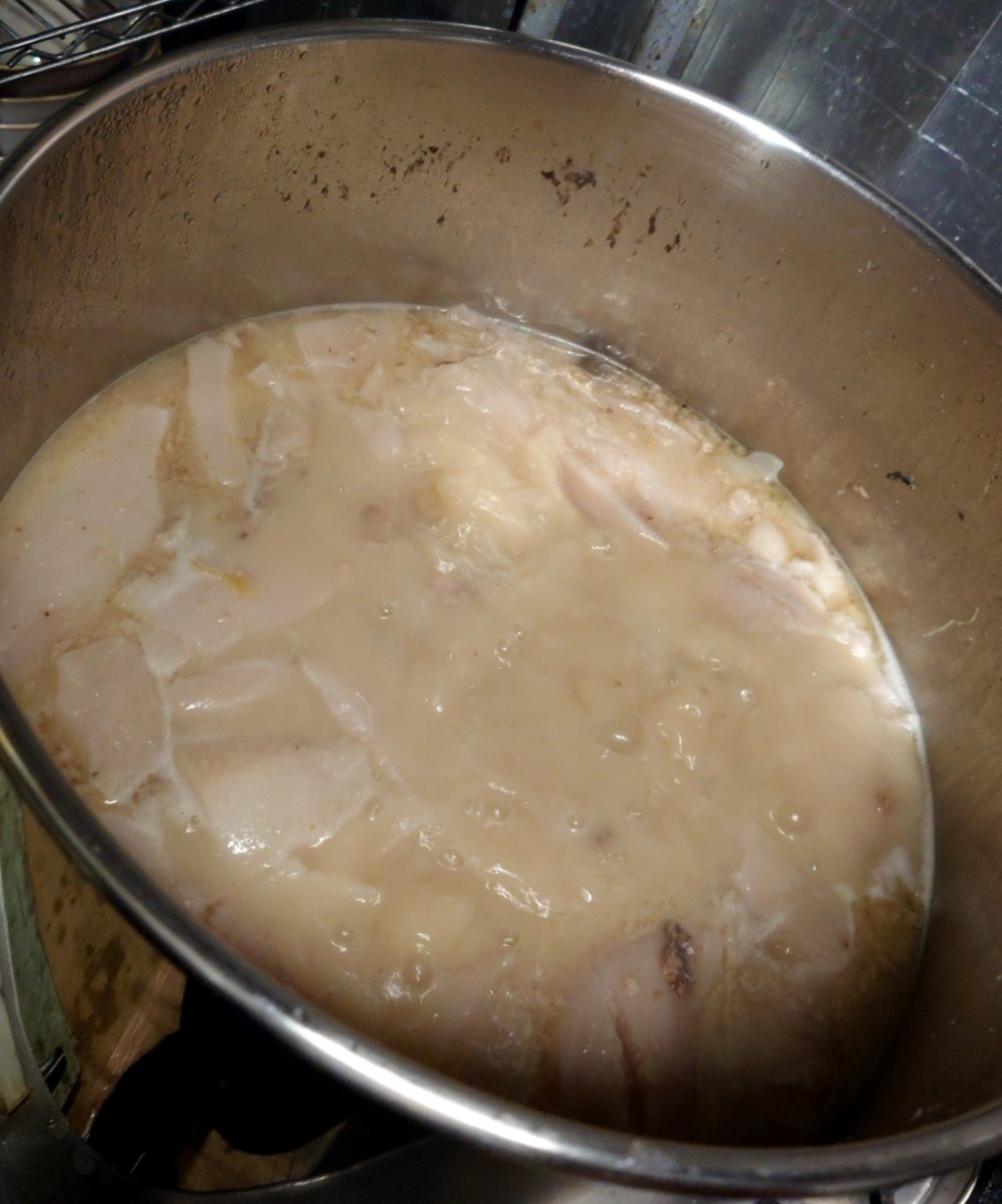 ramen_umesan's tweet photo. ゲンコツに背脂に香味野菜でスープ炊いてみました☺️ https://t.co/pDPDzuPtAL