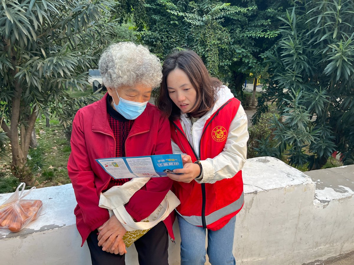 LennaCornao0's tweet photo. 上周社区核酸引导志愿，帮老人操作的样子，现在还暖着～ https://t.co/MGfZu0TJtQ