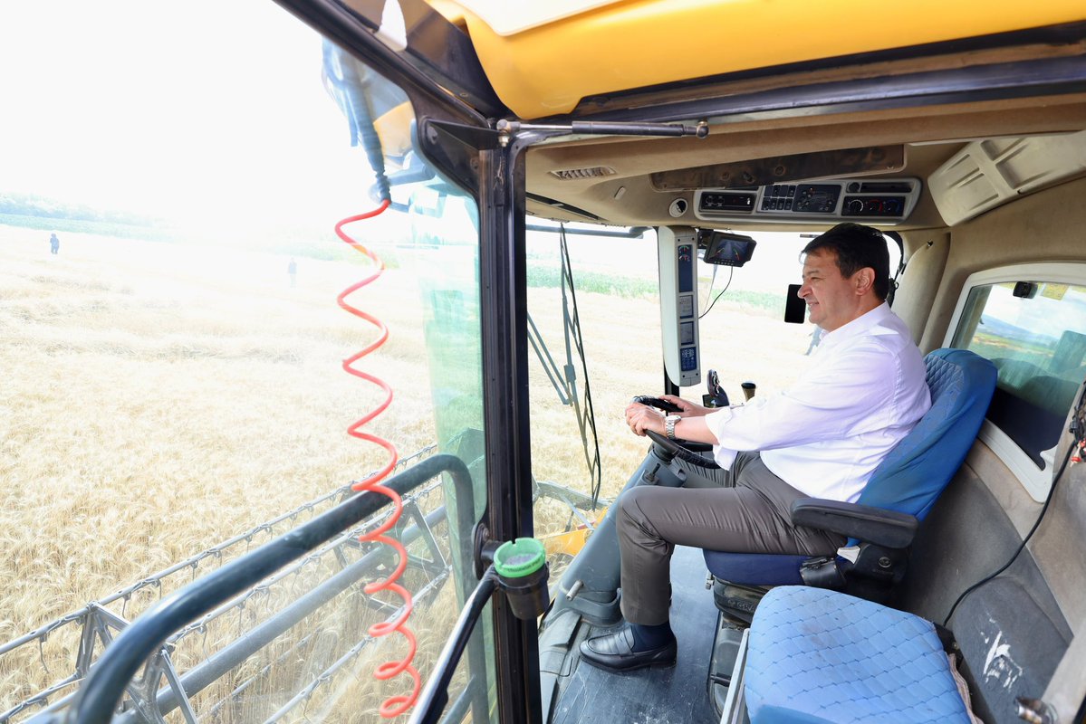 SaadetPartisi's tweet photo. Genel Başkanımız Mahmut Arıkan, Konya Sarayönü’nde tahıl hasadına katılarak çiftçilerimiz ile bir araya geldi. https://t.co/UI4ITjy5dg