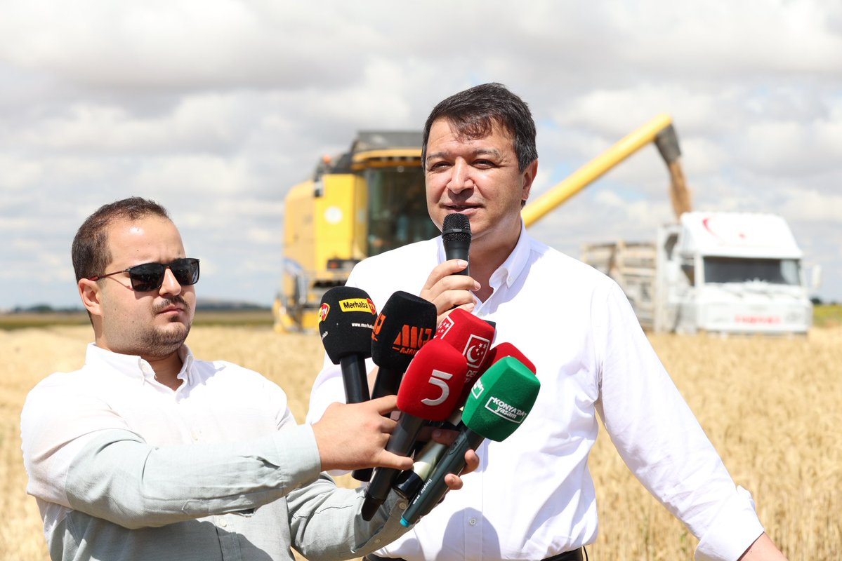 SaadetPartisi's tweet photo. Genel Başkanımız Mahmut Arıkan, Konya Sarayönü’nde tahıl hasadına katılarak çiftçilerimiz ile bir araya geldi. https://t.co/UI4ITjy5dg