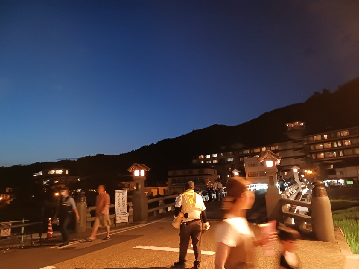 Alichonsan1212's tweet photo. お隣町の温泉街にきました！花火まで待機しますか。 https://t.co/N5zfPA4p0l