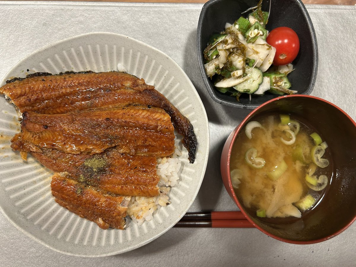 maho_k's tweet photo. 土用の鰻。夕方買い出しに行ったら既にディスカウントが始まっていて国産鰻をお手軽に買えた。子どもたちがもう少し大きくなったら店舗で食べたい。…ゆっくり味わえないから当面は家である。 https://t.co/2u3IiN4MF5