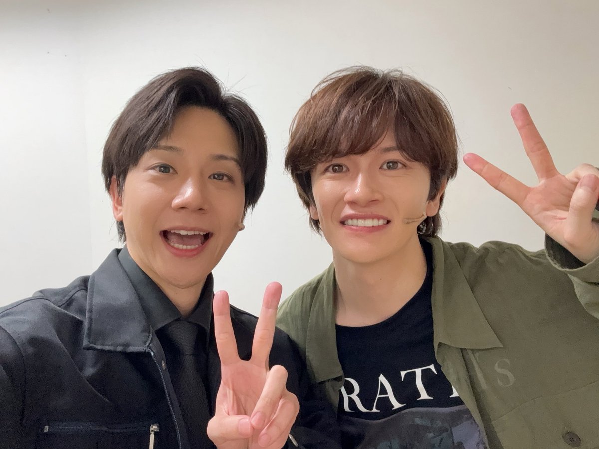TaizoShiina's tweet photo. 舞台『gift』9日目無事に終了しました！
ご来場いただきありがとうございました！配信でも観てくれた皆様ありがとうございます。
さぁ！明日はいよいよ千秋楽！
変わらず丁寧に演じます。
今日の写真は成弥と。
ダイヤのAで共演していますがその時より今回楽屋でめちゃくちゃ喋ってます。
彼の話を聞いて印象がだいぶ変わった役者さんの一人です。
成弥すごいのよ。
また振り返り配信などで色んな話が出来ればと思っております。
日程はまた追ってポストしますね。
稽古からの2ヶ月弱。濃い日々を過ごしております。
今日も沢山書いてしまった。