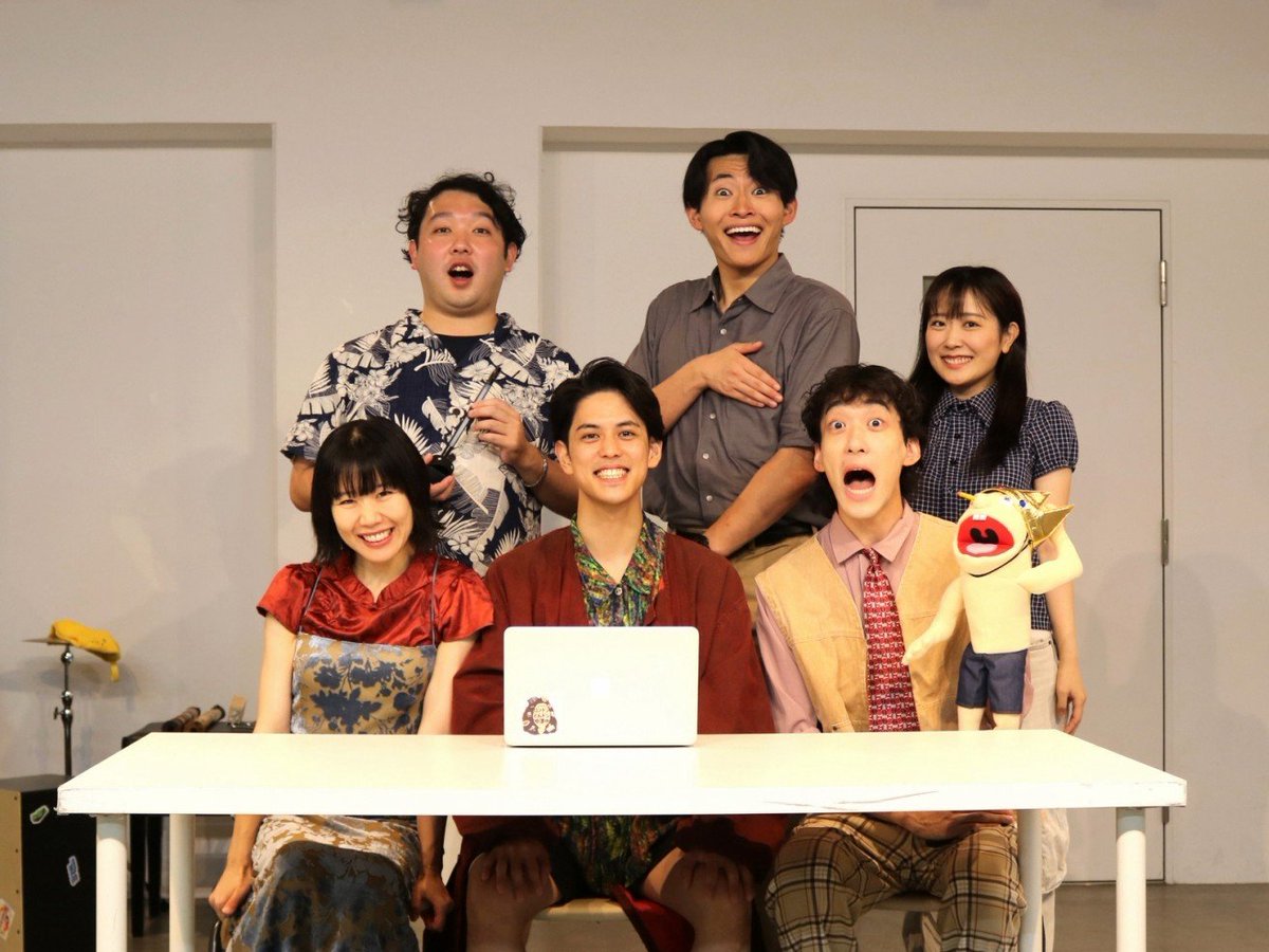 windmaker1994's tweet photo. 🎉 続報 | 全公演閉幕 🎉
いちご一族『#おハムレット』

演出を務めた舞台が閉幕しました！
全ステージ満席御礼👏

座組の皆さんが優秀すぎて、
「全員で持ち寄った食材からどの鍋にするか決める人」状態でした！
贅沢なことさせてもらえて、たくさん笑ってもらえてよかった！

ヤバい顔の集合写真を🍓 https://t.co/rZLteORm4n