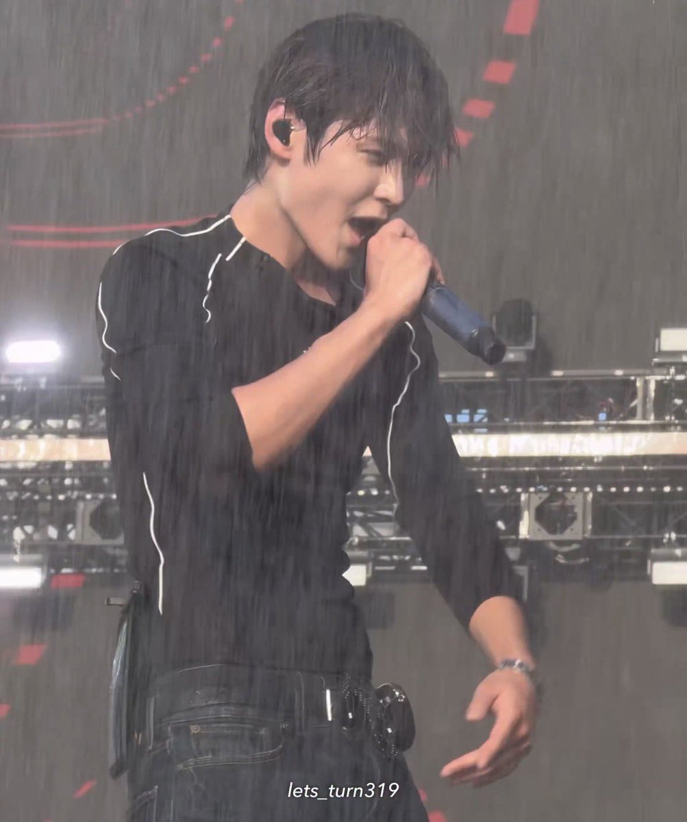 littlecusso's tweet photo. วอนบินเคยเลือกอึนซอกที่ว่าเล่นสงกรานต์ แต่ก็ยังออกมาดูทรงเท่ หล่อเหมือนเดิม เห็นด้วยกับวบทุกอย่าง https://t.co/VgQVQdOEwK