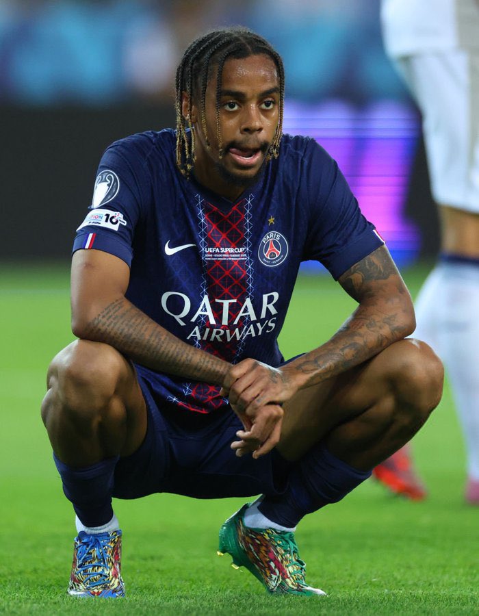 ActuFoot_'s tweet photo. 🚨 BRADLEY BARCOLA 🇫🇷 A ÉTÉ FRUSTRÉ DE NE PAS AVOIR ÉTÉ TITULAIRE LORS DES 2 FINALES DE LDC ! 😬

Il refuse de se contenter d'un statut de simple 12e homme. ❌ 

Le PSG anticipe son possible départ cet été et cible en priorité Yan Diomande 🇨🇮.

🗞️ @Djaameel_ https://t.co/7rjGGTZNp3
