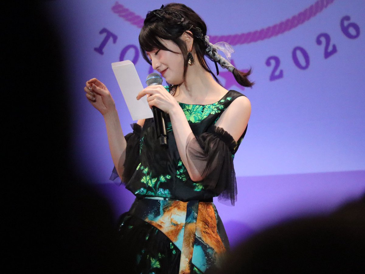 risako_415's tweet photo. リクアワの封筒になにか汚れ？が付いてたらしくとってるなぁちゃん🤣
#岡田奈々
#岡田奈々ファンミ2026 https://t.co/EWPaI5aUre