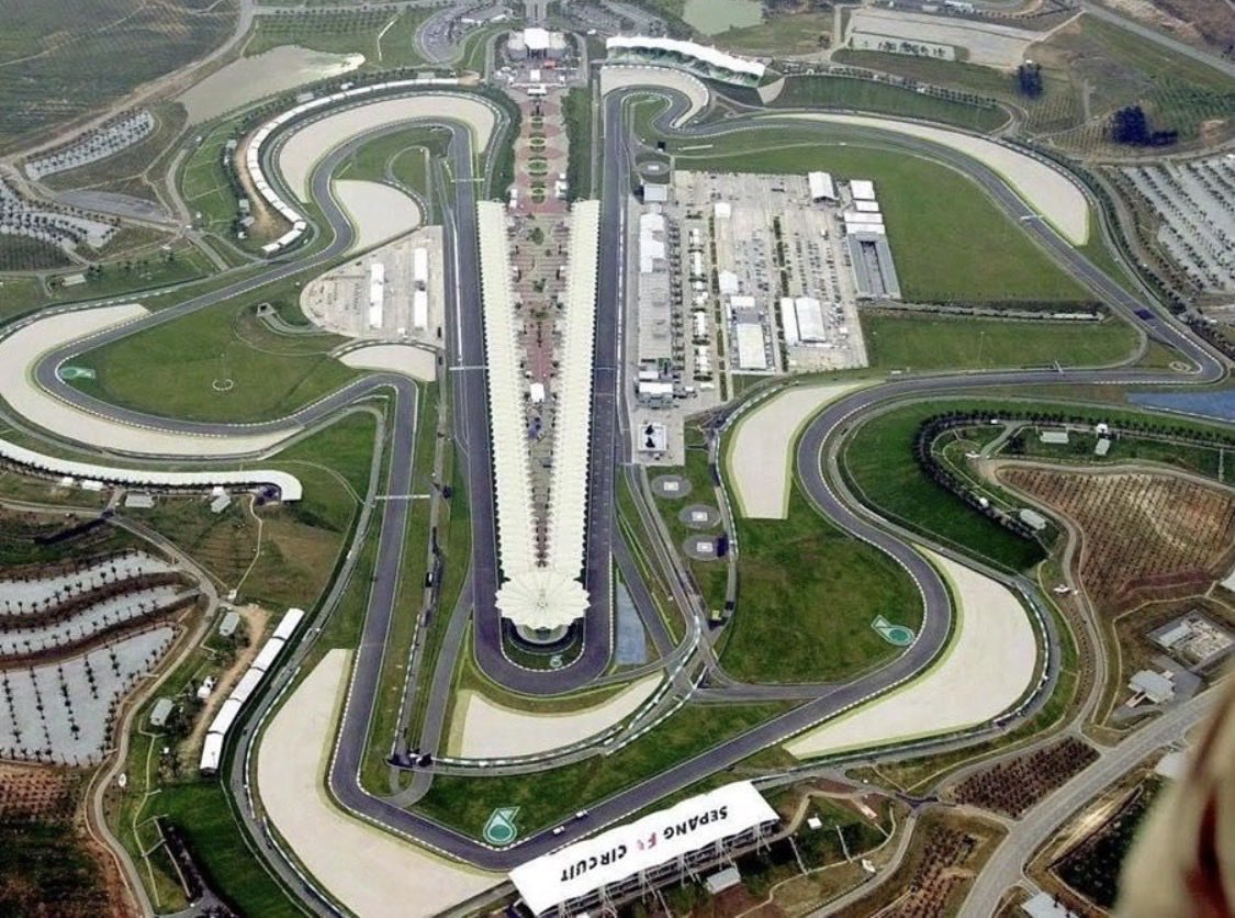 Filciti's tweet photo. When Malaysia let its national flower go wild, we got SEPANG,
A HIBISCUS ON STEROIDS. 🌺
The heat cooks you.
The rain soaks you.
The petal curves throw you.

#SepangF1 https://t.co/m8pblUg0e8