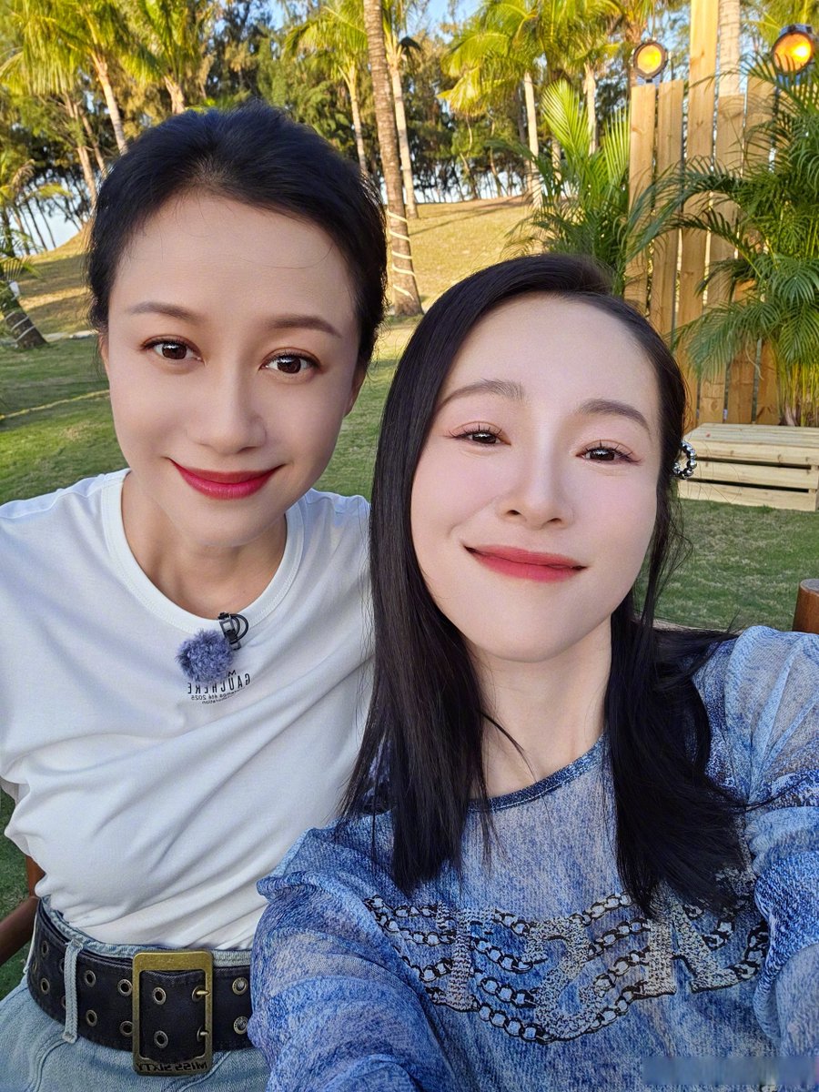RosiePlunkgnbp's tweet photo. 翻到旧合照就约了好久没见的老友，线下凑堆啃卤味唠八卦，连风都裹着好几年没散的热乎劲儿～ https://t.co/mCjrrDePp2