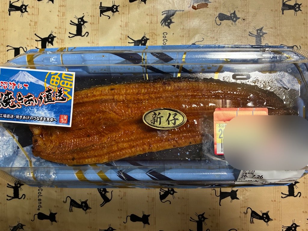 mackey_mm's tweet photo. 土用の丑の日～
毎年安い中国産で済ませてたけどスーパーで値引きになってたから今年は国産鰻🤗
松戸へ思いを飛ばしながら隆ちゃん真ちゃんと一緒に食しました😋

（ぬいとお食事画像、やってみたかったw） https://t.co/uRbpnFuPUH