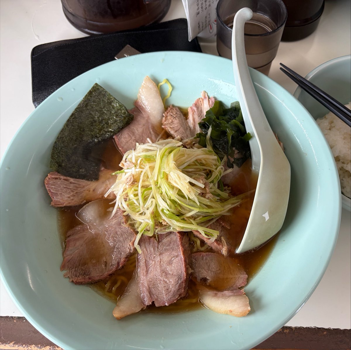 Zera_MESI's tweet photo. 初のラーメンショップへ
ネギチャーシューラーメンを注文
これは人気な訳だってラーメンでした
ご馳走様でした！
#ゼラ飯 https://t.co/9qlVBXKafs