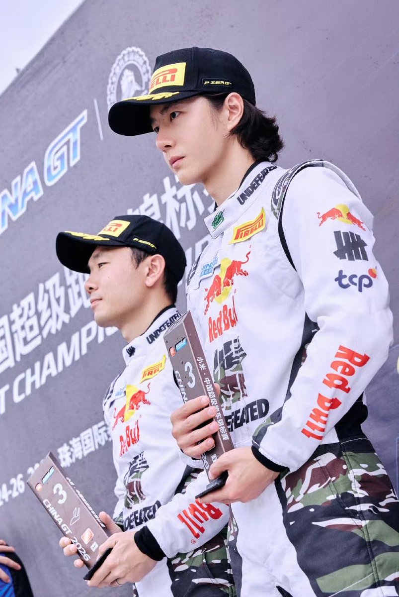 Nanpaphat11's tweet photo. จูไห่ตอน2024  VS 2026  
เก่งที่สุดเลยค้าบลูก

85RACING ENGINE ROARS #WANGYIBOxRACE2CGT2026R3
#85RACING
#WangYibo https://t.co/sYvpnZRgcH