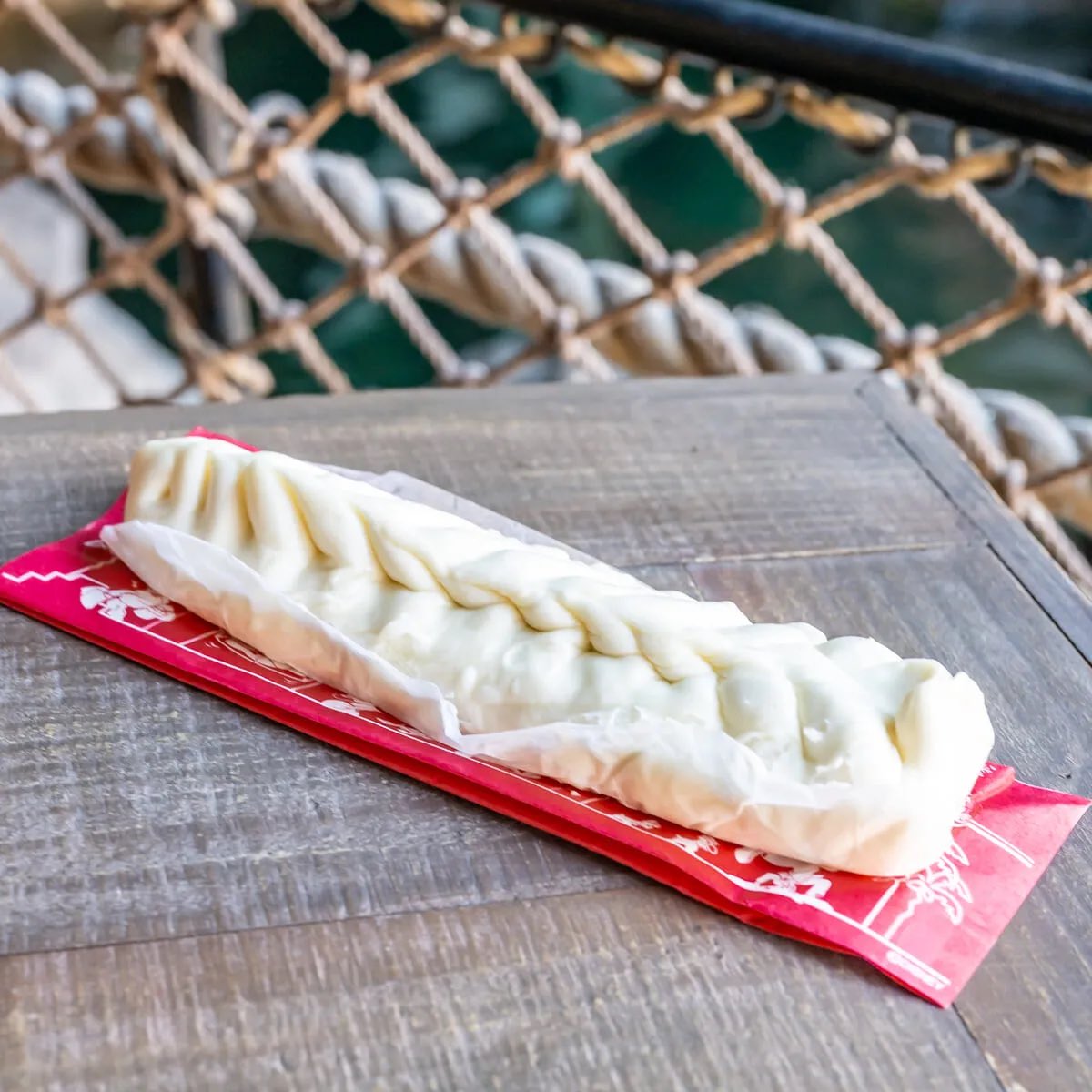 MezzoMikiD's tweet photo. ピーチのダイスがたっぷり！
東京ディズニーシー「ノーチラスギャレー」
ウイスキーカクテル（カシス＆ウーロン茶、ピーチ）提供中☆
https://t.co/hnxJ4ald4e https://t.co/rYSIEZbuLm