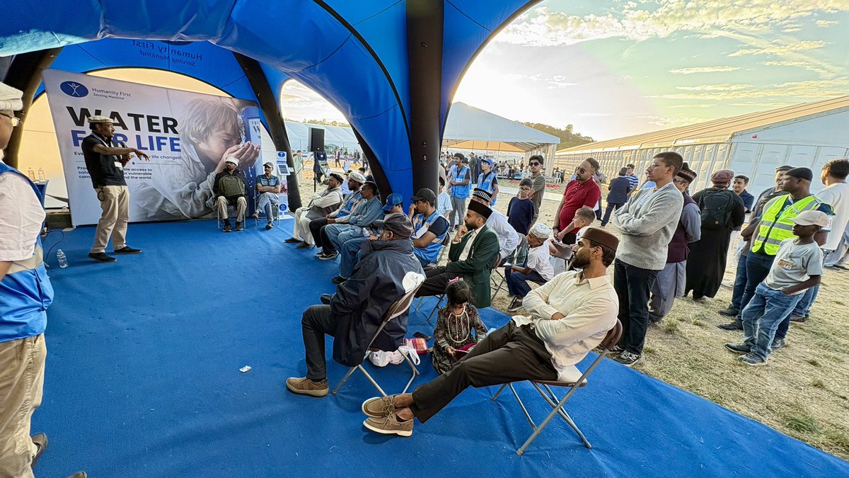 HumanityFirstSE's tweet photo. Stort intresse för Humanity Firsts föreläsningar och demonstrationer om katastrofberedskap i @HumanityFirstUK:s tält på #JalsaUK, där experter från @HumanityFirstDE delar med sig av sin kunskap. https://t.co/8wut6pXwZl