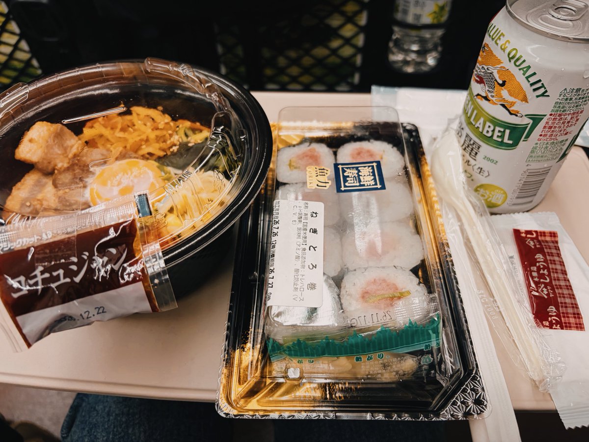 necomakimochi's tweet photo. いつも新幹線の往復で食欲失うねこまきもちちゃんが屈強な雄見て食欲湧いてる姿見てほしい https://t.co/aheHqTsOlT