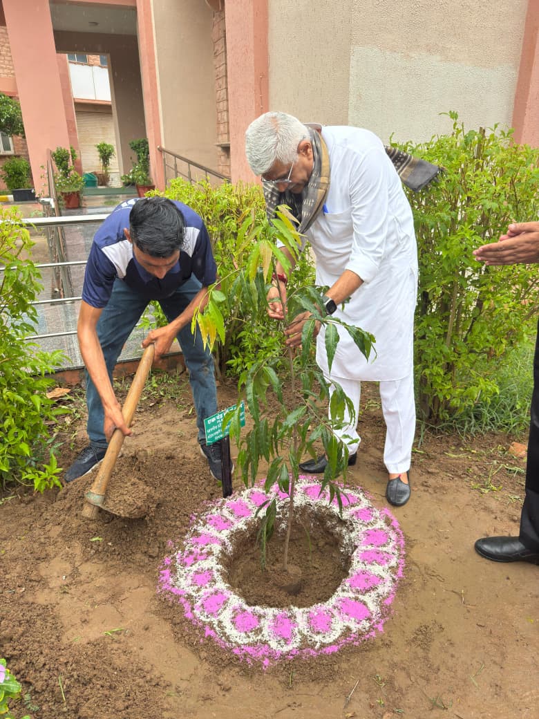 gssjodhpur's tweet photo. आज FDDI में फ्लिपकार्ट, RGAVP एवं PWIF के सहयोग से हमारी बहनों के लिए आयोजित डिजिटल सशक्तिकरण कार्यशाला में सहभागी बना।

महिला स्वयं सहायता समूहों की कारीगर बहनों से संवाद कर डिजिटल बाज़ार से जुड़ने ��े नए अवसरों पर चर्चा की। https://t.co/QHzPeCVzVb