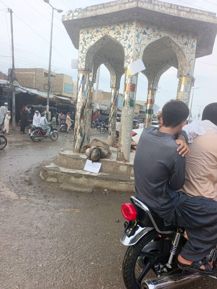 MuhammadAnees1a's tweet photo. For the past two hours, three bodies have been kept by security forces at the main traffic point of Tank, which are still there. https://t.co/i3MqTF33Ji