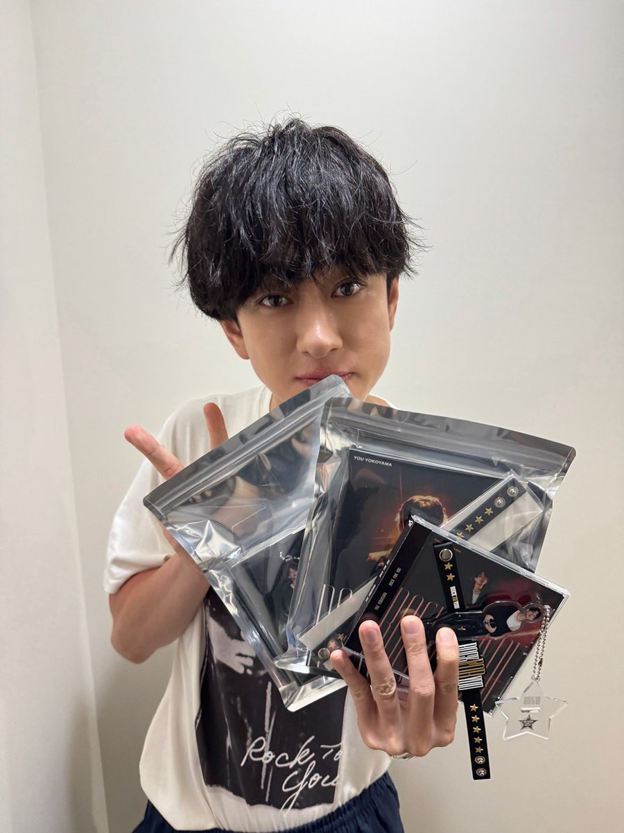 ROCK_TO_YOU69's tweet photo. ＼✮本日発売✮／

#横山裕 ミニアルバム
『#ROCK_FOR_YOU』

お手元に届いた方もこれからの方も
ぜひたくさん聴いてください！
　
💿ご購入はこちらから
➨https://t.co/0rdl0w9GcO

このあと24時から
サブスク＆ダウンロード配信スタート★！ https://t.co/bi9o2qatxP