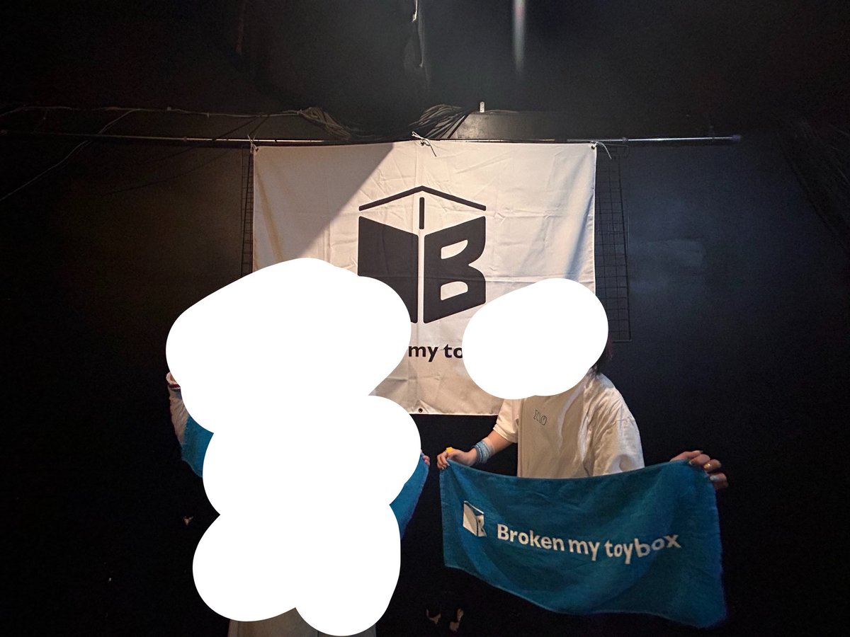 Go___511545's tweet photo. 広島駅　1Fロッカーから新幹線14番乗り場までの間で、Broken my toyboxの青いタオル落としました…。画像と同じものです。
見つけた方連絡いただきたいです🙏

今日広島駅使われるBrocksさん、見つけたらDMください😭

#広島
#広島駅
#落とし物 https://t.co/0dYbdnbfMk