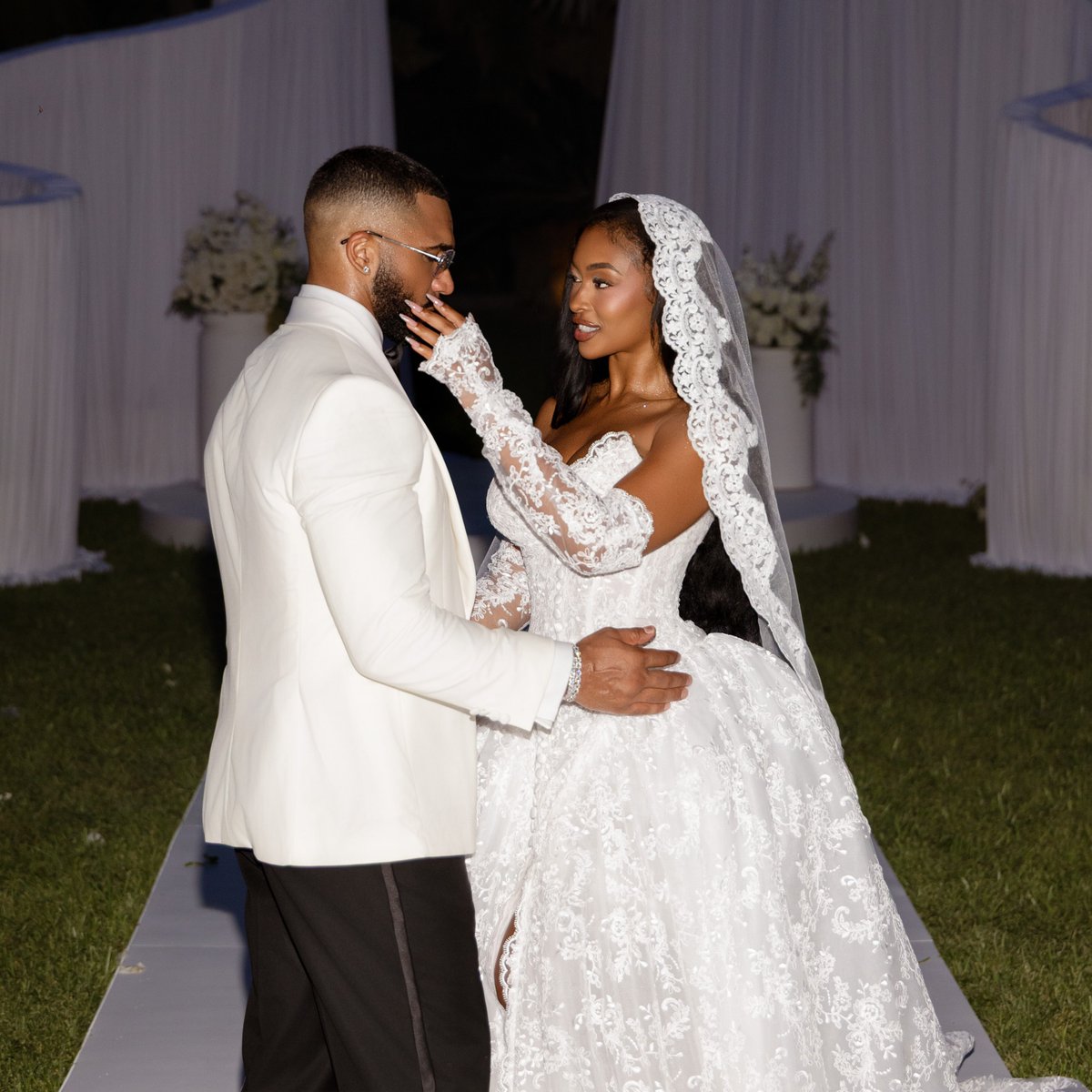 BlockTopickz's tweet photo. “Mr. and Mrs. Tyler Lepley”

Congrats! Tyler Lepley and Miracle Watts have tied the knot! 💍💒👰🏽‍♀️🤵🏽‍♂️

📸 by @stanlophotos https://t.co/JBTDoup1NX
