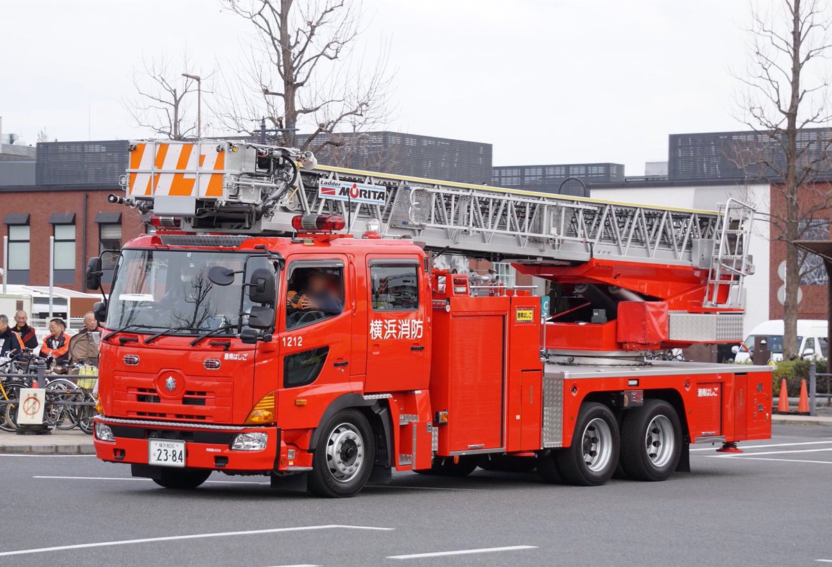 yokohama_sr2's tweet photo. 横浜市消防局のはしご車のバスケットに長い間施されていた「119」の文字。
更新により数を減らすと共に導入時にはこのデザインだった車両についてもオーバーホール時に変更が進められ、最後に残されていた中はしごが更新されたことでついに消滅となりました。 https://t.co/cAczRauhWg