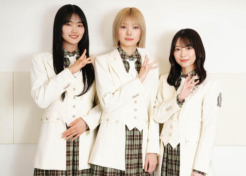 itsuki_base's tweet photo. 【卒業後の現在地】アイドルって、卒業したらそのまま消えていくだけ…？
——そう思い込んでいた自分を、年表を作ってみて反省しました。

欅坂46・櫻坂46の卒業生の「いま」を、一人ずつ並べてみたんです。
2019年に卒業した長濱ねるさんは、朝ドラを経て連続ドラマの常連へ。
2024年に卒業した小林由依さんは、1年の充電を経てセルフプロデュースのアーティストとしてソロデビュー。
土生瑞穂さんは女優として本格的に動き出し、原田葵さんに至ってはフジテレビのアナウンサーとして毎朝テレビに映っています。
一度芸能界を離れた今泉佑唯さんも戻ってきましたし、パンの商品開発をしながら画家として活動する渡辺梨加さんのような道もある。

消えた人は、一人もいませんでした。

では、なぜ私たちは「見かけなくなった」と感じるのか。
減ったのは露出の総量ではなく、露出の場所が変わっただけ——というのが、答えの半分です。
ゴールデンタイムのテレビから、ラジオ・映画・配信・音楽へ。テレビだけを見ていると、いないように見える。

ただ、それでも残る体感がありますよね。
「乃木坂46のOGと比べると、主演クラスになるのが遅い気がする」。
これ、年表で見ると半分は当たっています。ただし理由は実力ではなく、スタート地点でした。

そして今年、その答えの正しさを、いちばん鮮やかに証明した人がいます。
元キャプテン・菅井友香さん。2022年11月9日、東京ドームでの卒業から、まだ3年8か月です。
いま彼女は、NHK大河ドラマ「豊臣兄弟！」で、前田利家の妻・まつを演じています。

注目してほしいのは、作品の格ではありません。彼女がその席を、どうやって手に入れたのか。
そこを知ったとき、「元アイドルの知名度」について自分が抱いていた前提が、静かにひっくり返りました。

これから卒業していくメンバーにも、同じ階段がちゃんと続いています。

Buddiesにできることは、たぶんひとつだけです。
卒業生の「静かな期間」を、心配しないこと。

その理由は、動画本編でじっくりお話しさせてください。

【菅井友香】「卒業したら消える」は本当？欅坂・櫻坂のOGがすぐ活躍しないと言われる理由と現役メンバーへの希望【戦略考察】
https://t.co/rEqx5Bz8xe

#菅井友香 #豊臣兄弟 #櫻坂46
#櫻坂46_二期生 #櫻坂46_WhatsKAZOKU #櫻坂46_Lonesomerabbit