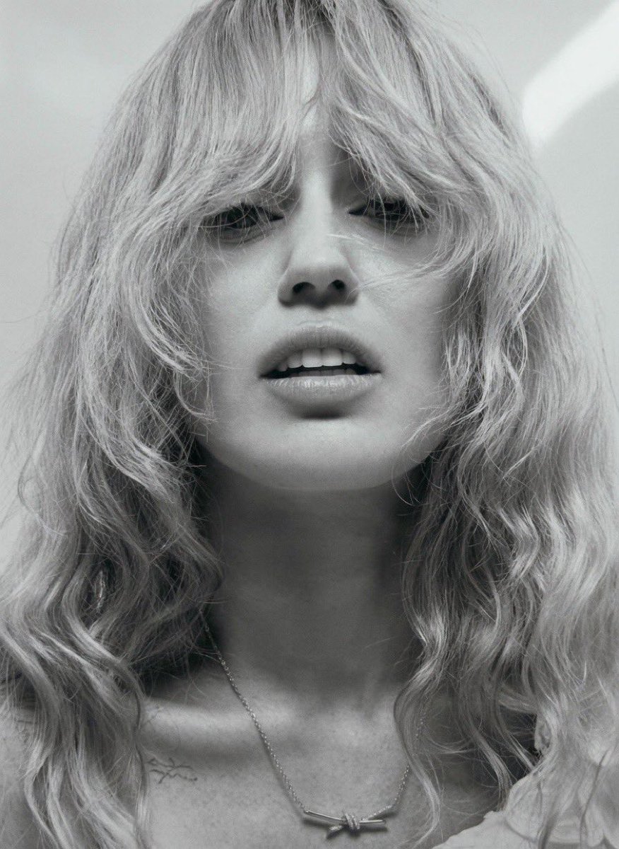 TudoMiley's tweet photo. 🚨 “Miley Cyrus vai misturar a teatralidade sombria e andrógina de Grace Jones, a sensualidade rítmica de Donna Summer, os hinos de empoderamento de Gloria Gaynor e as guitarras distorcidas do rock dos anos 70 e 80. O pop nunca foi tão vanguardista quanto nas mãos de Cyrus.” https://t.co/mVViWcKMSh