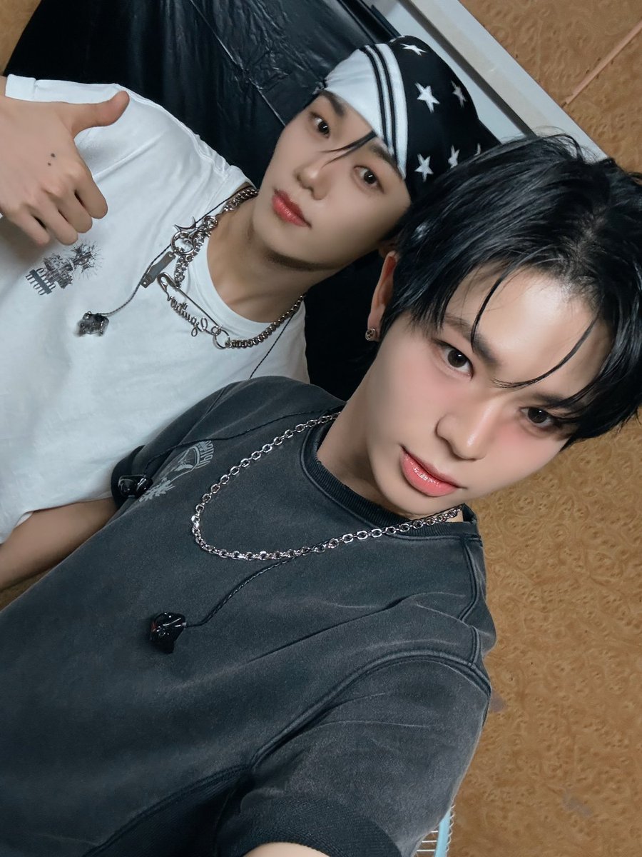 FANEVNNE_FR's tweet photo. ⸢ 📸 ⸥ TWITTER › 26.07.2026

⤿ #MUNJUNGHYUN : TwoJeongHyeon sont venus s'amuser au festival de la boue de Boryeong!!

⊹ 🍓 ᐧ #문정현 #EVNNE #이븐 #イブン ⊹ https://t.co/GX5TuGEKOm