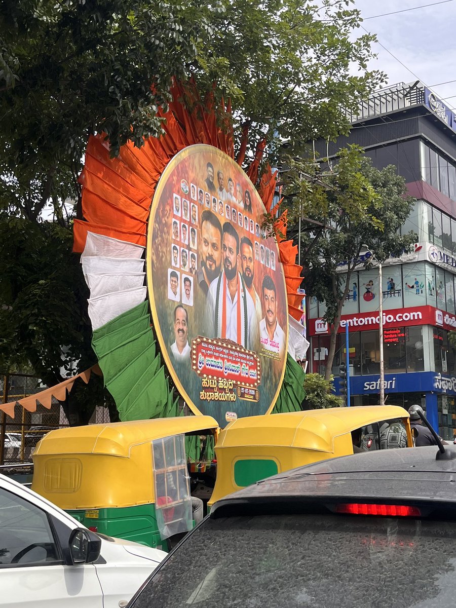 rjunan's tweet photo. At HSR Layout Nandini cool joint junction @DKShivakumar @GBA_office @GBAChiefComm @krishnabgowda @CMofKarnataka @blrcitytraffic can u pull this down and take action and slap fine on Umapathy https://t.co/ltKGxj1b3A