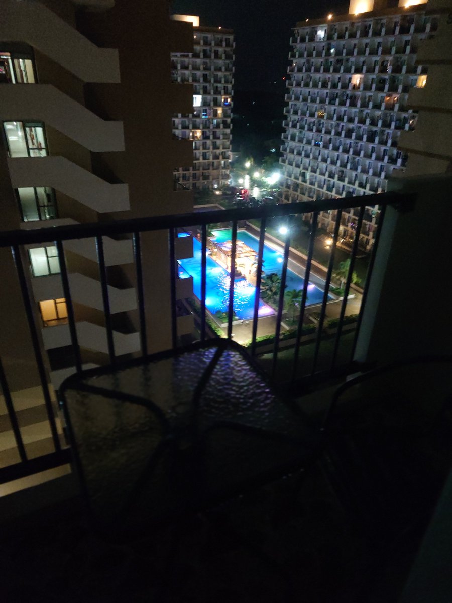 kkishinn's tweet photo. 宿泊先が停電しているのに,敷地内のプールはライトアップしているのが不思議でならぬ https://t.co/ra1vtYS4jY