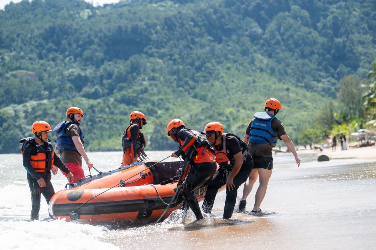 US7thFleet's tweet photo. Swift rescue, ready forces. 🚁🌊

U.S. and Indonesian teams practiced first aid and water rescues during #PacificPartnership2026 in Sibolga, Indonesia. This joint training builds vital skills to keep our shared region safe.

#AlliesAndPartners | #US7thFleet https://t.co/EdhZK44giQ
