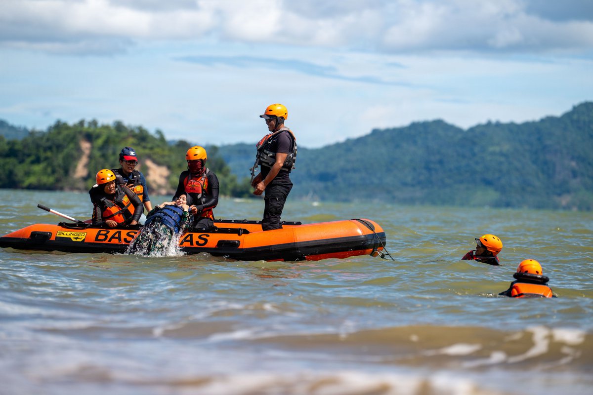 US7thFleet's tweet photo. Swift rescue, ready forces. 🚁🌊

U.S. and Indonesian teams practiced first aid and water rescues during #PacificPartnership2026 in Sibolga, Indonesia. This joint training builds vital skills to keep our shared region safe.

#AlliesAndPartners | #US7thFleet https://t.co/EdhZK44giQ