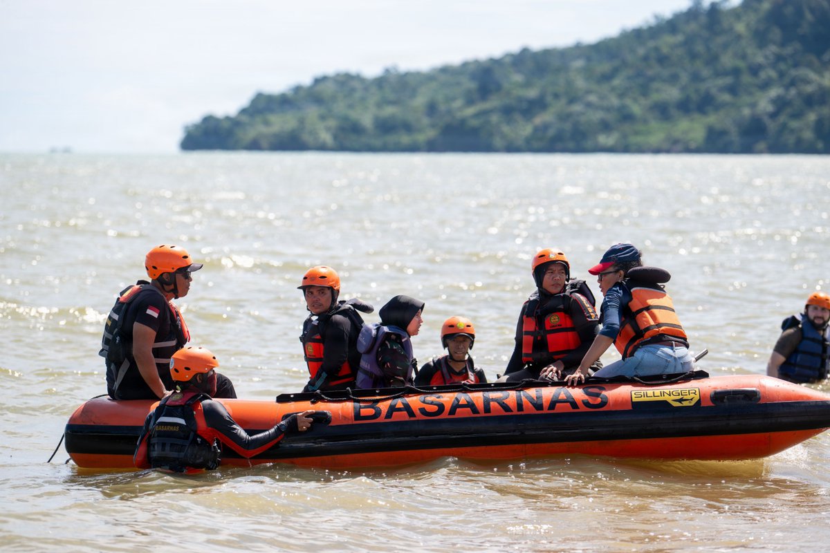 US7thFleet's tweet photo. Swift rescue, ready forces. 🚁🌊

U.S. and Indonesian teams practiced first aid and water rescues during #PacificPartnership2026 in Sibolga, Indonesia. This joint training builds vital skills to keep our shared region safe.

#AlliesAndPartners | #US7thFleet https://t.co/EdhZK44giQ