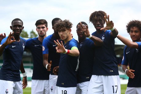 _BeFootball's tweet photo. Dites vous que Barcola, Akliouche et Ekitike 𝗡’𝗔𝗩𝗔𝗜𝗘𝗡𝗧 𝗣𝗔𝗦 𝗟𝗘𝗨𝗥 𝗣𝗟𝗔𝗖𝗘 dans la génération 2002 française en Équipe de France jeunes. 🇫🇷❌

Ils étaient loooooin derrière les Aouchiche, Kalimuendo, Mbuku, Lihadji par exemple, et n’étaient 𝗠𝗘̂𝗠𝗘 𝗣𝗔𝗦 𝗔𝗣𝗣𝗘𝗟𝗘́𝗦.

Aujourd’hui, c’est les plus grosses réussites de la géné 2002 avec Camavinga. 🌟💎 

Quand on dit qu’être le plus fort en jeunes ne veut pas dire être le plus fort chez les adultes… 🤷‍♂️