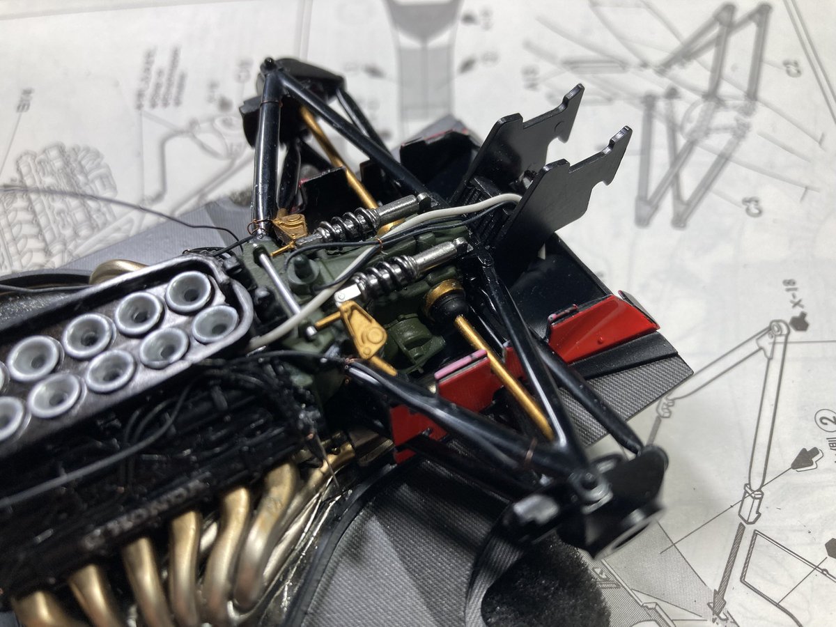 longtail314's tweet photo. 今朝のMP4/7A。
エンジン周りも頑張って製作します。
パイピングの追加やエンジンのステー等。
吸気ファンネルの塗装はやっぱり苦労しました。
 #オートモデリング https://t.co/LdCB6GtWi1