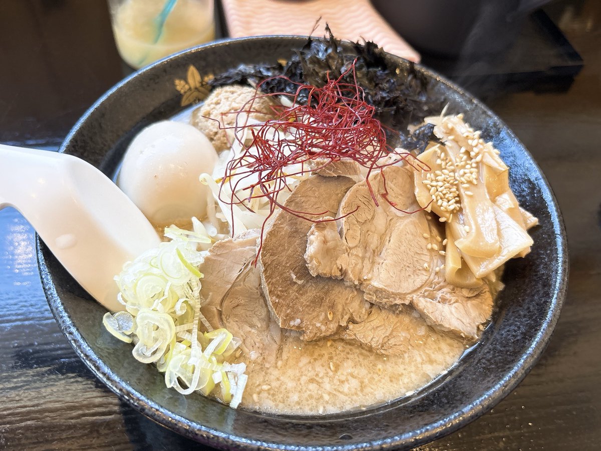 mayuchix's tweet photo. 麺屋 天神@佐久穂町

数量限定・冷やしもろこしらぁ麺1280円。
トウモロコシ大好きマンとして絶対食べたかったラーメン🌽
スープはもろこしコンンメ魚介鶏豚骨。
レモンオイルにトマトシャーベットやアスパラが夏！
味変カレーはココナッツミルク系🥥

全部のせみそらぁ麺1520円。
柚子胡椒が爽やか🍊 https://t.co/zv6e67RUiR
