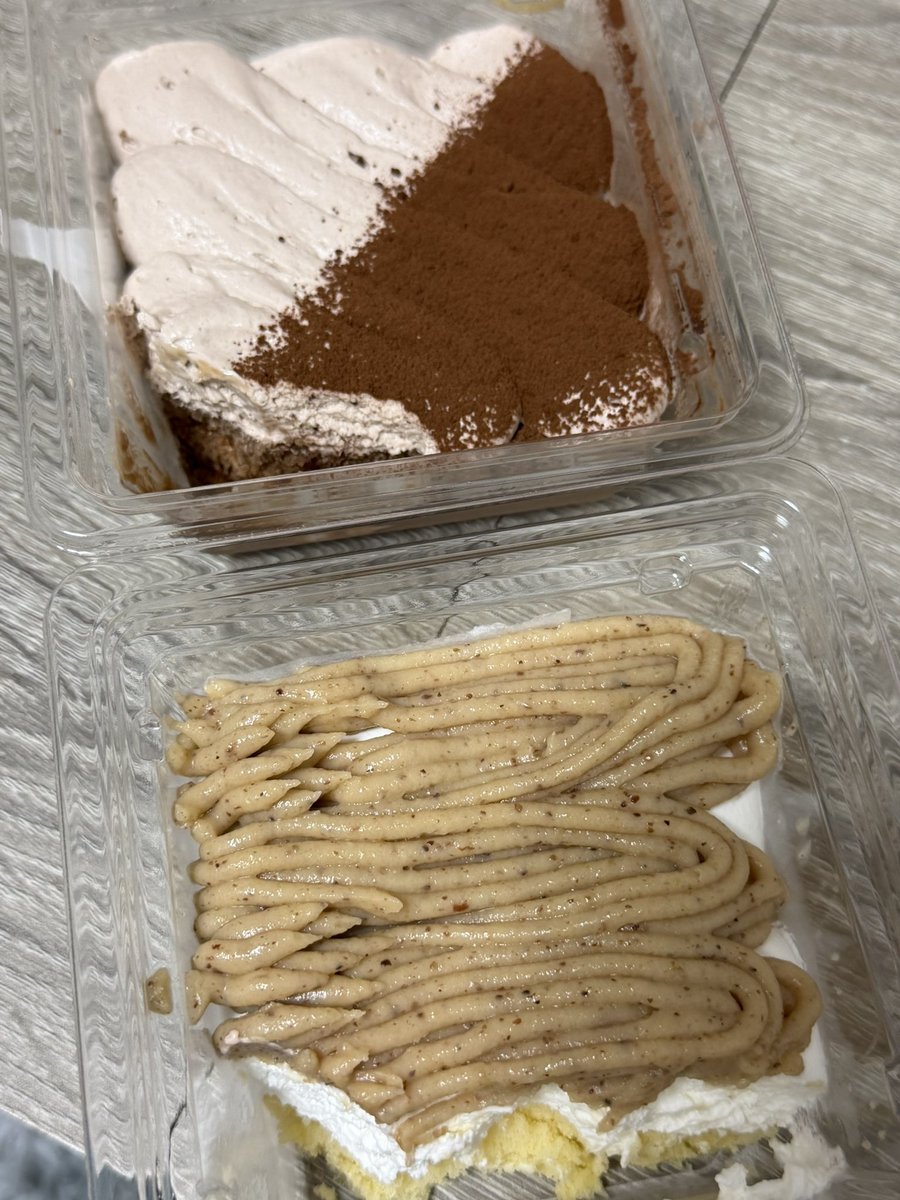 ak2ken1's tweet photo. ローソンの欲張りチョコケーキと欲張りモンブラン美味すぎるので、欲張りチョコケーキと欲張りモンブランを半分半分詰め合わせた、もっと欲張りチョコケーキ＆モンブランを発売してください。 https://t.co/nfoPO8ue7k
